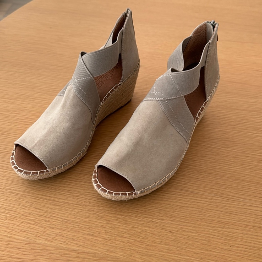 Never worn Gentle Soul by Kenneth Cole wedges.